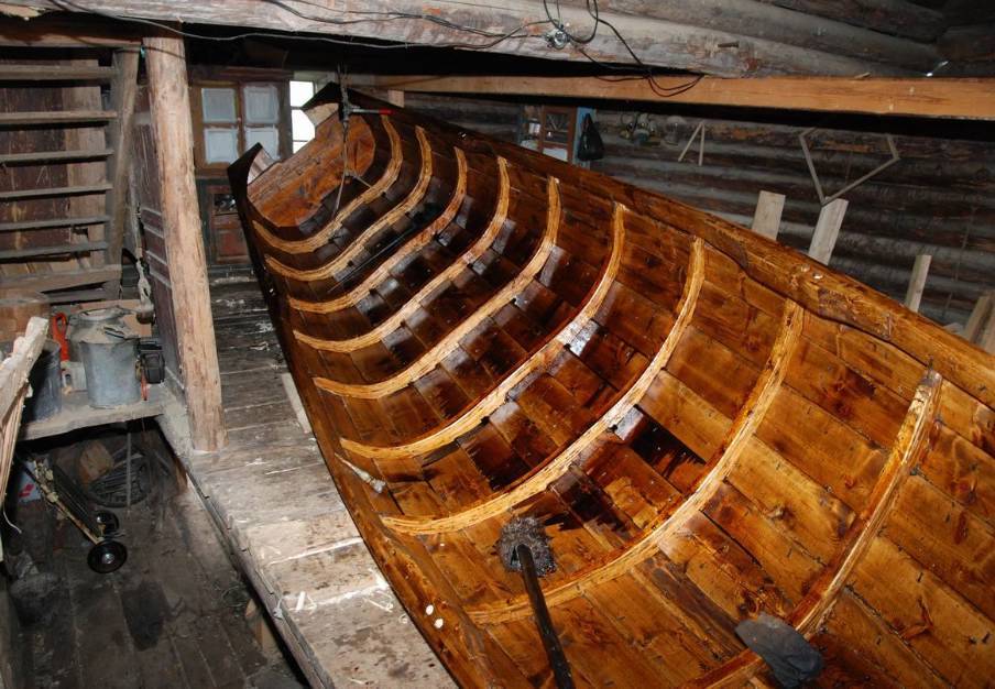 Деревянная лодка "Водлозерка" в процессе изготовления.