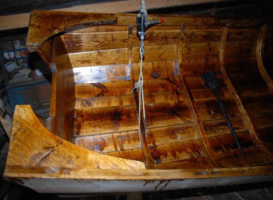 Деревянная лодка "Водлозерка" в процессе изготовления.